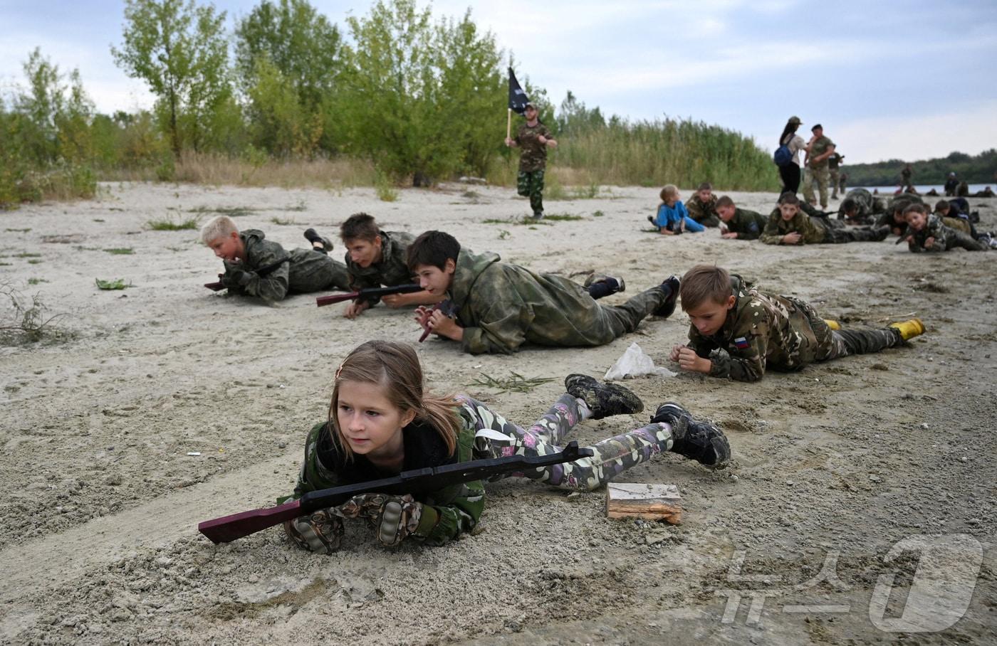 러시아 남부 로스토프 지역에서 군대 캠프에 참가한 어린 학생들. 2025.08.21 ⓒ 로이터=뉴스1 ⓒ News1 이지예 객원기자