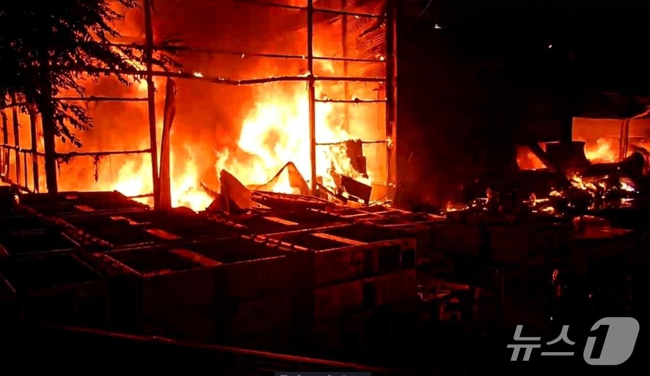본문 이미지 - 화재 현장. &#40;경기도소방재난본부 제공. 재판매 및 DB 금지&#41; 2025.8.24/뉴스1