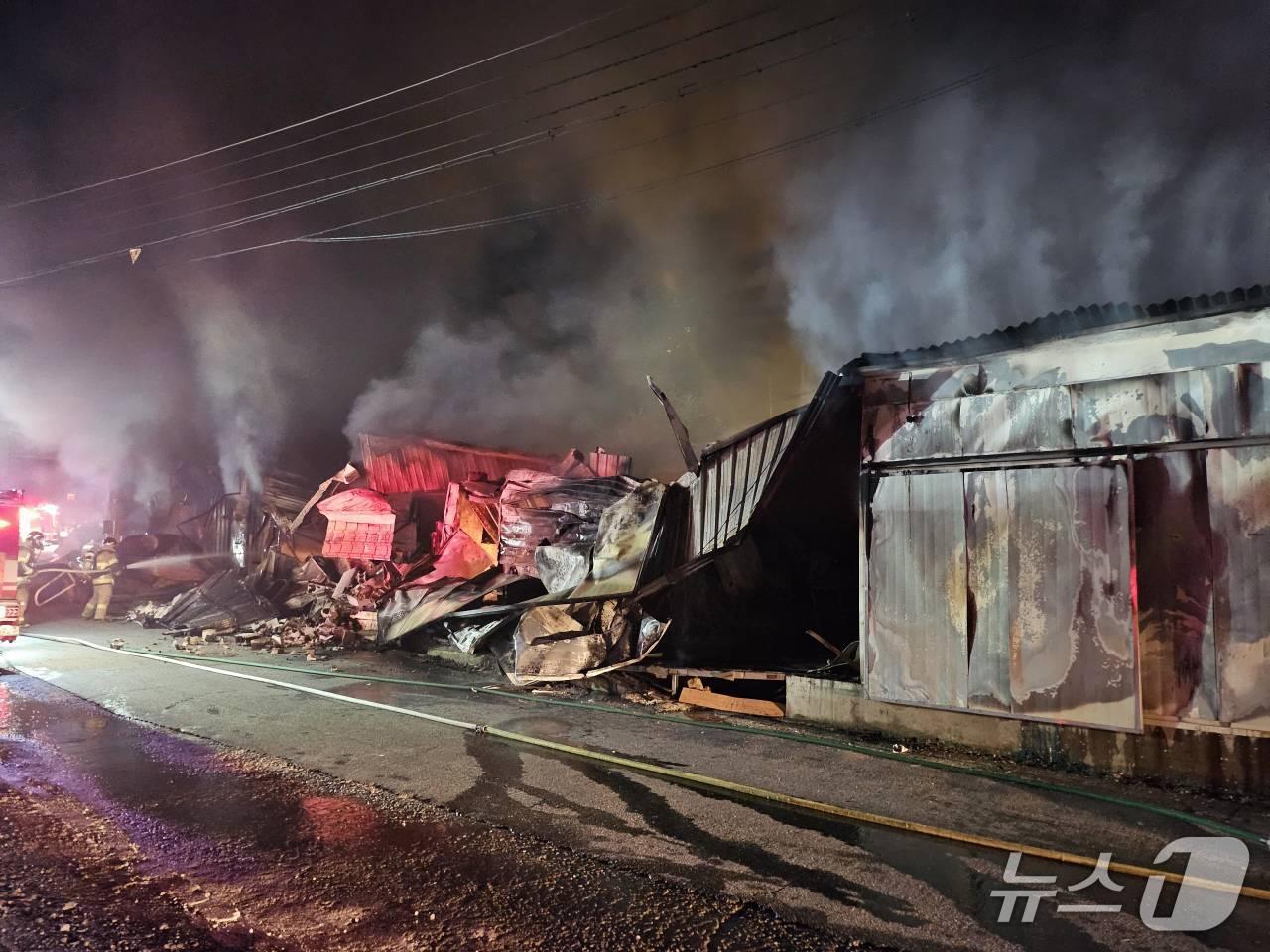 본문 이미지 - 24일 오전 1시 47분쯤 상주시 외서면의 한 식품제조업 공장에서 불이나 소방당국이 진화에 나섰다.&#40;경북소방본부 제공. 재판매 및 DB 금지&#41;