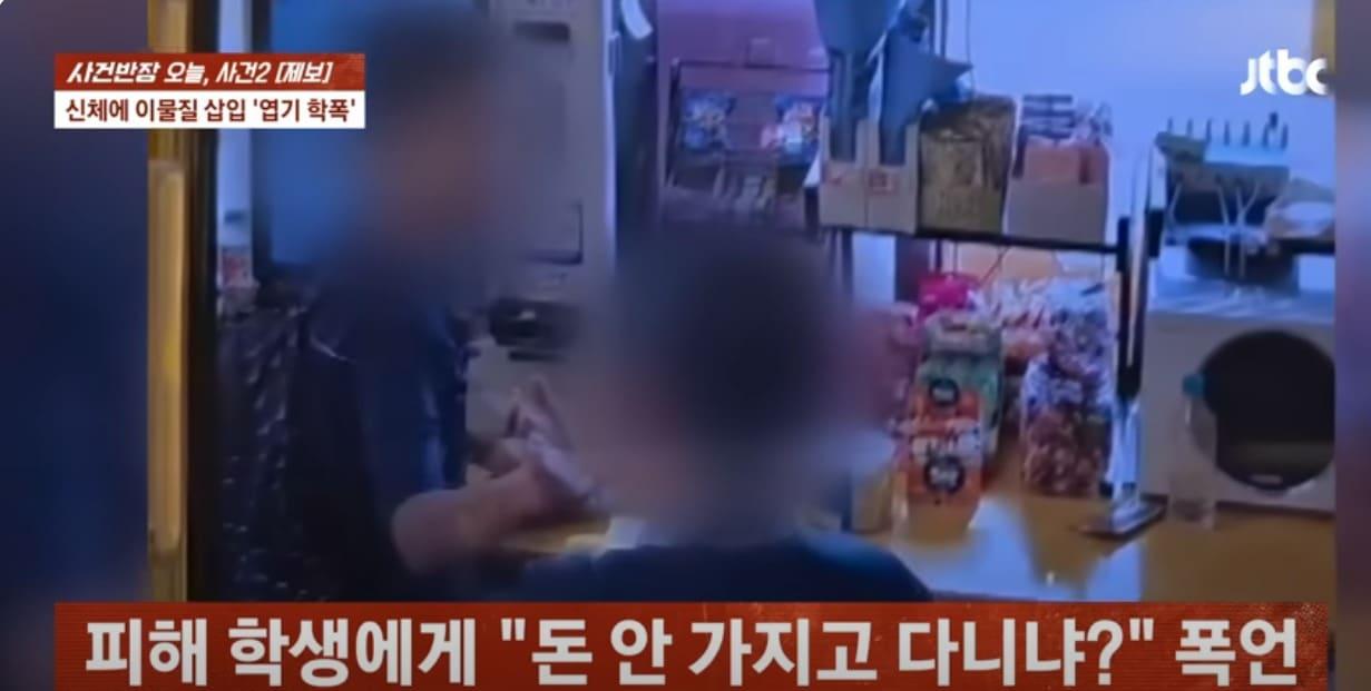 본문 이미지 - A 군이 피해 학생의 뺨을 때리는 장면. &#40;JTBC &#39;사건반장&#39;&#41;