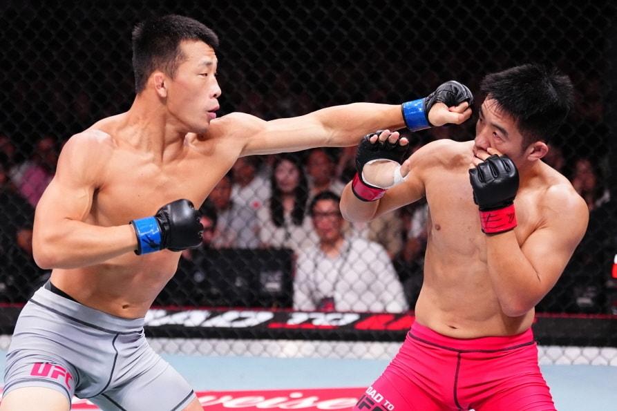 본문 이미지 - 김상욱&#40;왼쪽&#41;과 런야웨이의 경기 모습&#40;UFC 제공&#41;