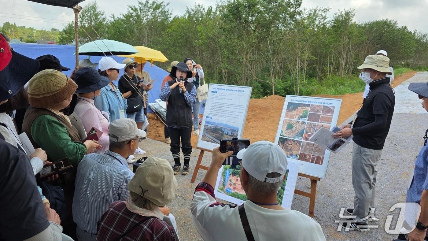 음암면 부장리고군분에서 유물 등 발굴조사한 결과 등에 대해 충남역사문화연구원 관계자의 설명을 듣고 있다.(김태완 기자. 재판매 및 DB금지)2025.8.24/뉴스1