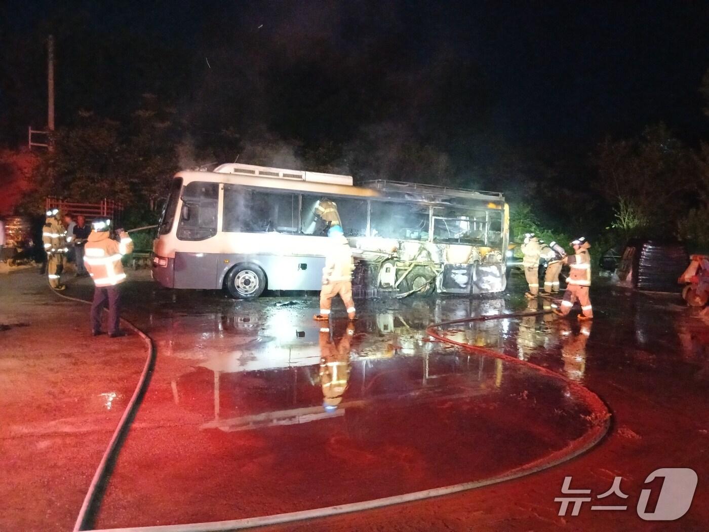 본문 이미지 - 불이 난 캠핑버스.&#40;전북소방본부 제공. 재판매 및 DB 금지&#41;
