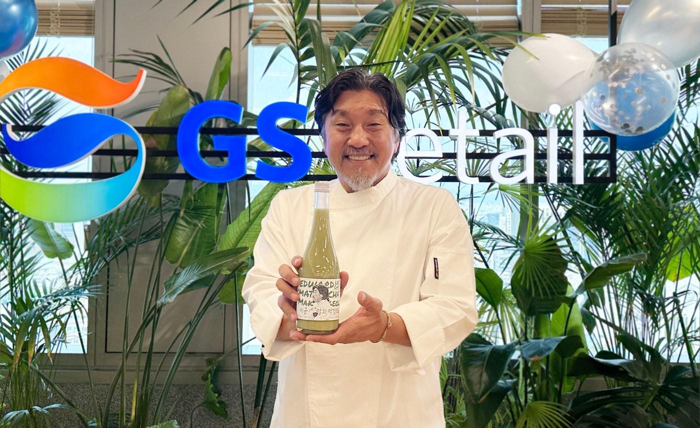 에드워드 리 셰프가 GS25 협업 상품으로 출시한 '이균말차막걸리'를 들고 포즈를 취하고 있다(GS25 제공)