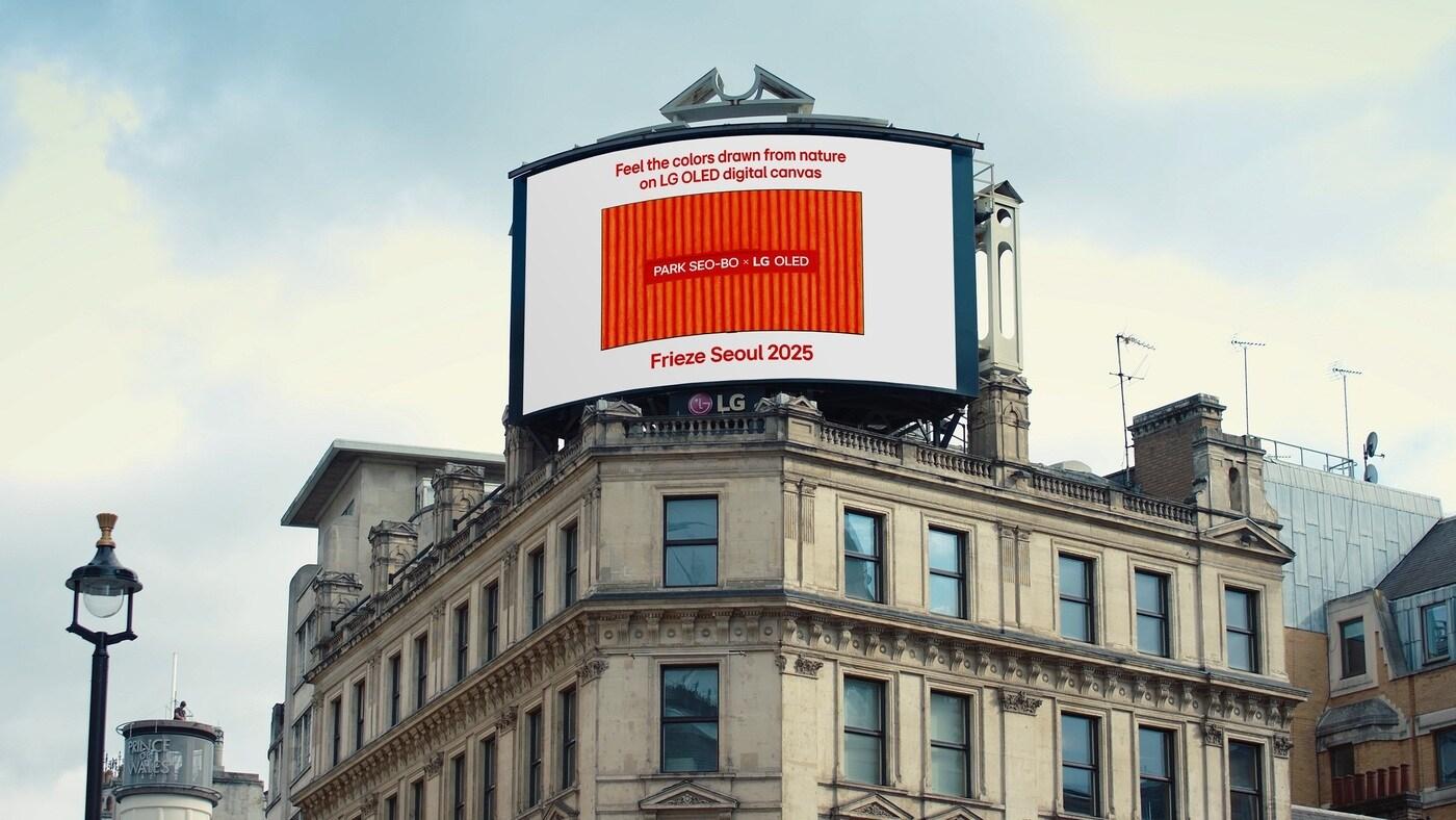 LG전자는 내달 3일부터 나흘간 서울 코엑스에서 열리는 세계적인 아트페어 '프리즈 서울 2025'에 참가해 한국 단색화의 거장 고(故) 박서보 화백의 작품을 LG 올레드 TV를 통해 선보인다. 사진은 런던 피카딜리 광장에 위치한 대형 전광판에서 예고 영상을 상영하고 있는 모습(LG전자 제공). 2025.08.24.