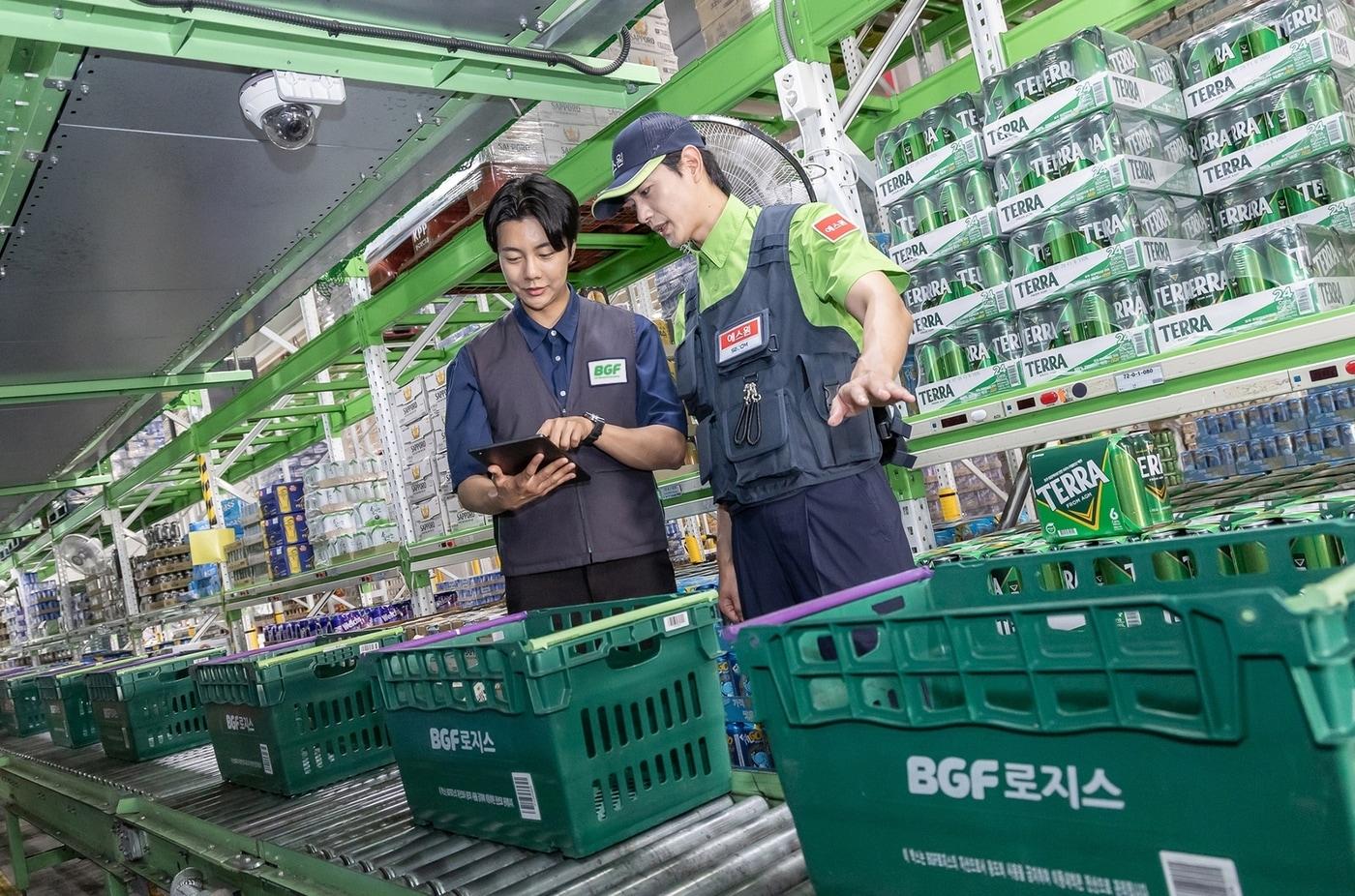 BGF로지스 직원과 에스원 근무자가 남사센터에서 물류추적 시스템을 확인하고 있다.&#40;에스원 제공&#41;