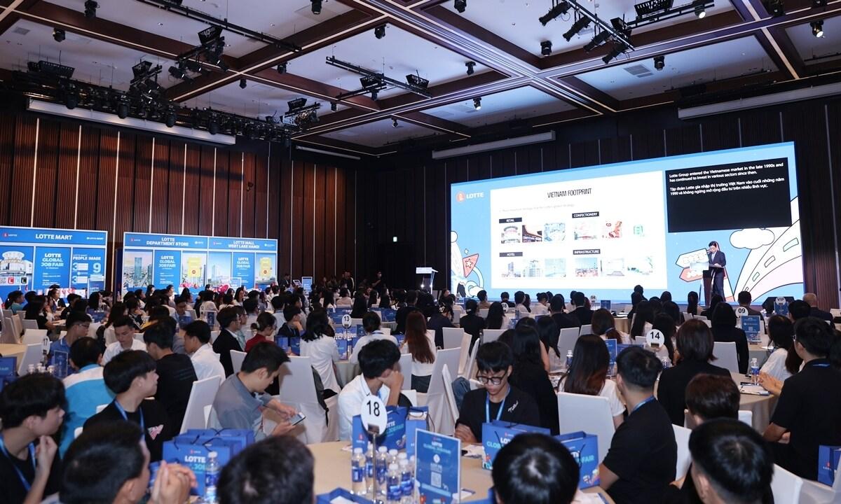 본문 이미지 - 롯데는 22일 L7 웨스트레이크 하노이 바이 롯데에서 '2025 롯데 글로벌 잡페어'를 개최했다. 이 날 행사에는 베트남 현지 취업준비생 500여 명이 참석해 현직 인사 담당자들과 직무 및 채용 상담, 모의 면접 등을 진행했다.(롯데지주 제공)