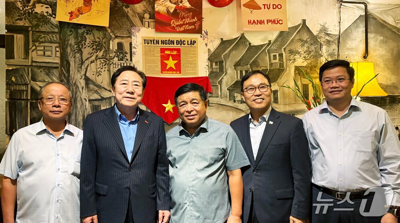 &#40;왼쪽부터&#41;응우옌 반 떤 베트남중소기업협회 회장, 김기문 중소기업중앙회장, 응우옌 찌 쭝 부총리, 최영삼 주베트남 한국대사, 응우옌 뜩 땀 재무부 차관&#40;중소기업중앙회 제공&#41;