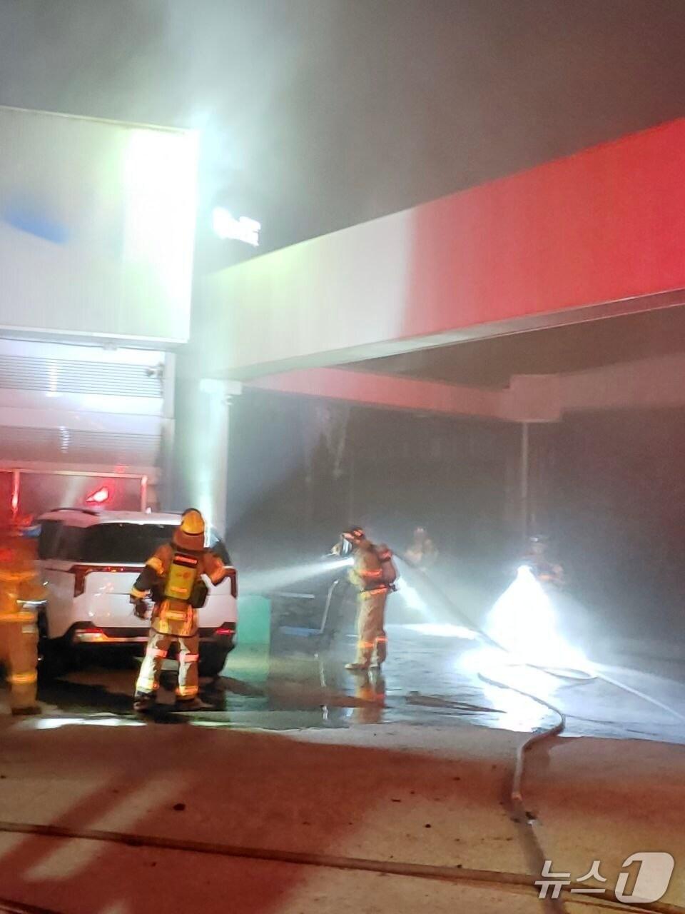 본문 이미지 - 24일 오전 4시 41분쯤 경기 김포시 감정동 자동차 공업사 1층에서 화재가 발생했다. &#40;인천소방본부 제공. 재배포 및 DB금지&#41;2025.8.24/뉴스1