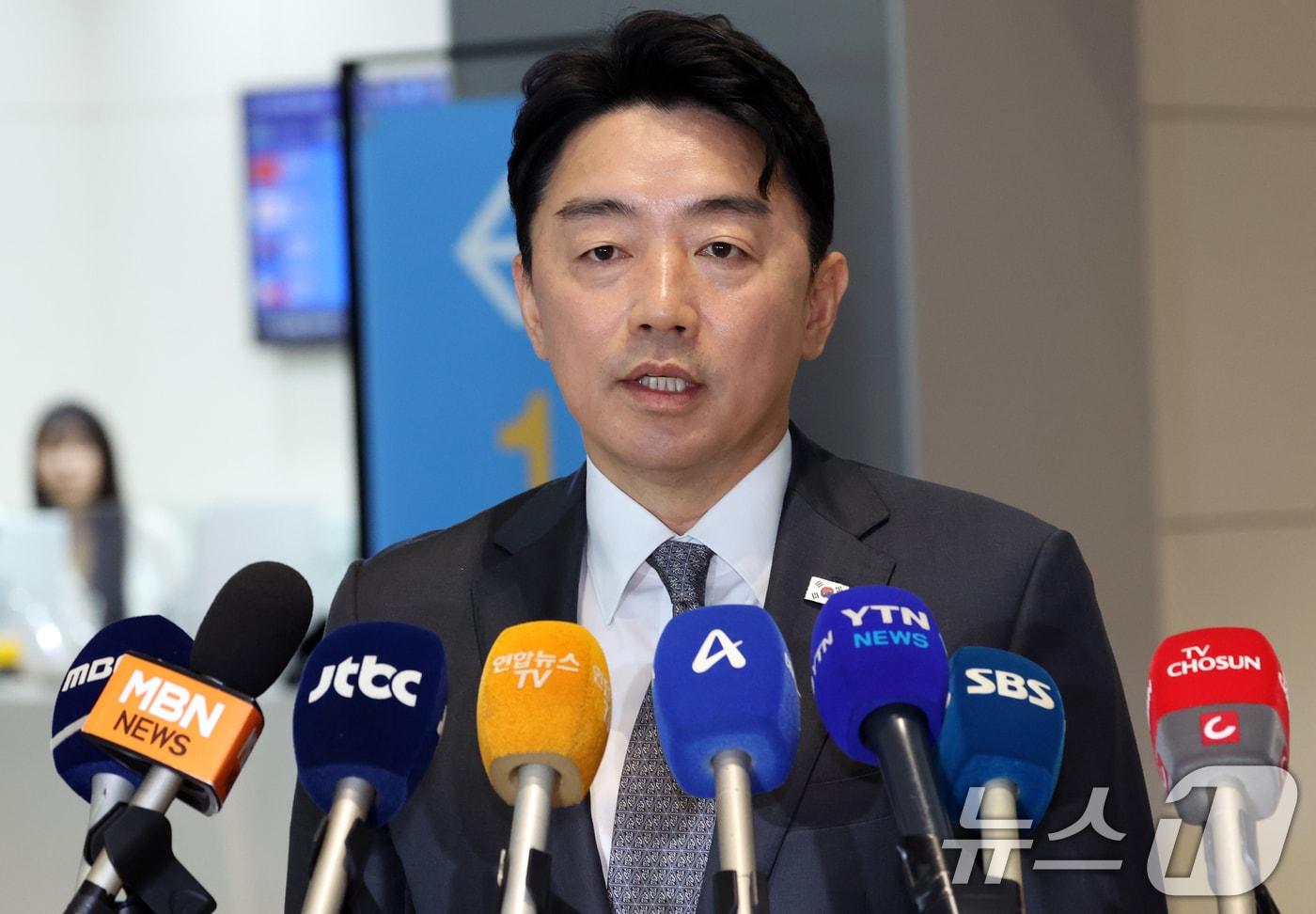 강훈식 대통령비서실 비서실장이 24일 오전 인천공항에서 한미정상회담을 위해 출국하며 취재진의 질문에 답변하고 있다. 2025.8.24/뉴스1 ⓒ News1 김명섭 기자