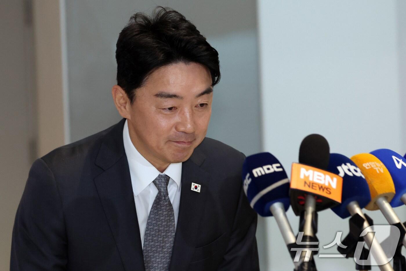 강훈식 대통령비서실 비서실장이 24일 오전 인천공항에서 한미정상회담을 위해 출국하며 취재진의 질문에 답변하고 있다. 2025.8.24/뉴스1 ⓒ News1 김명섭 기자