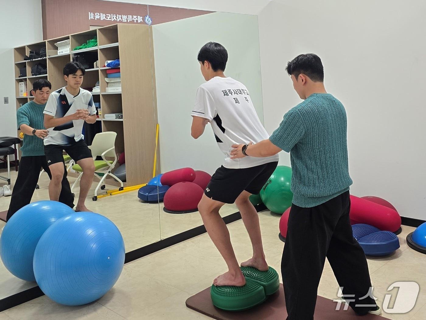 본문 이미지 - 제주지역 학생 선수가 제주스포츠과학센터에서 맞춤 지원을 받고 있다.(제주도 제공. 재판매 및 DB 금지)