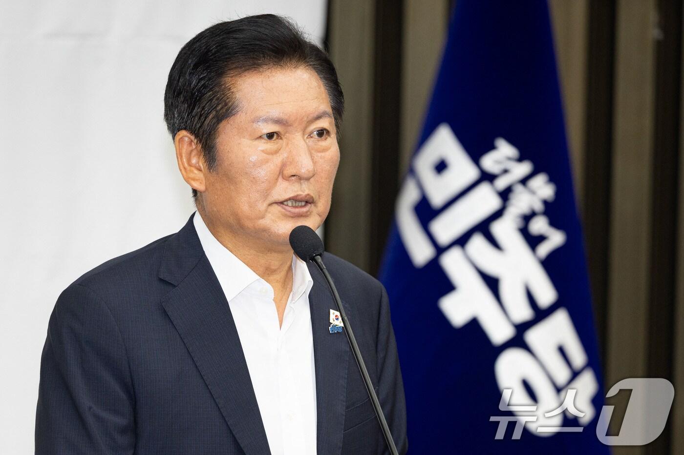 정청래 더불어민주당 대표가 24일 서울 여의도 국회에서 열린 의원총회에서 모두 발언을 하고 있다. 2025.8.24/뉴스1 ⓒ News1 유승관 기자