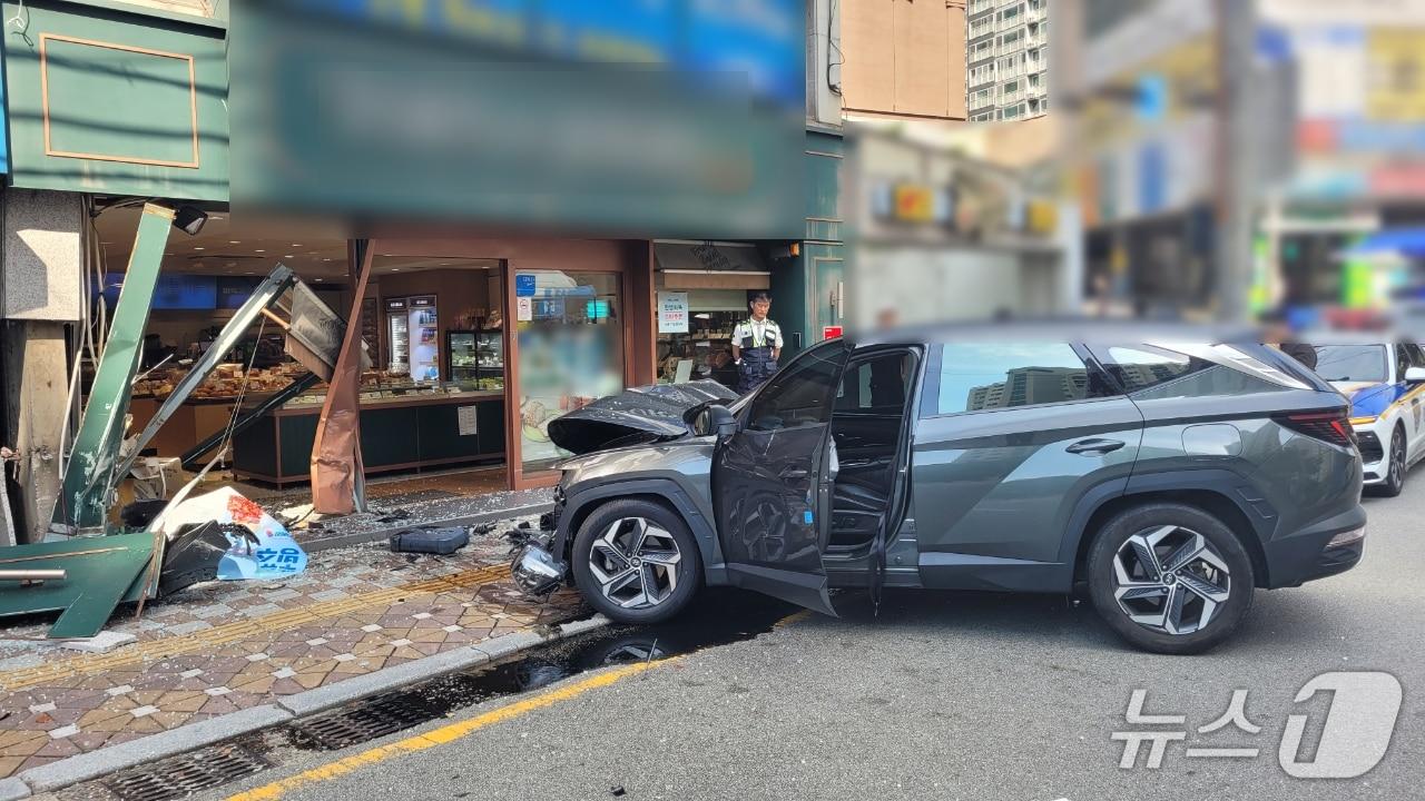 본문 이미지 - 24일 오전 9시 20분쯤 부산 금정구 구서동에서 SUV가 상가 1층에 돌진했다.&#40;금정경찰서 제공. 재판매 및 DB금지&#41;