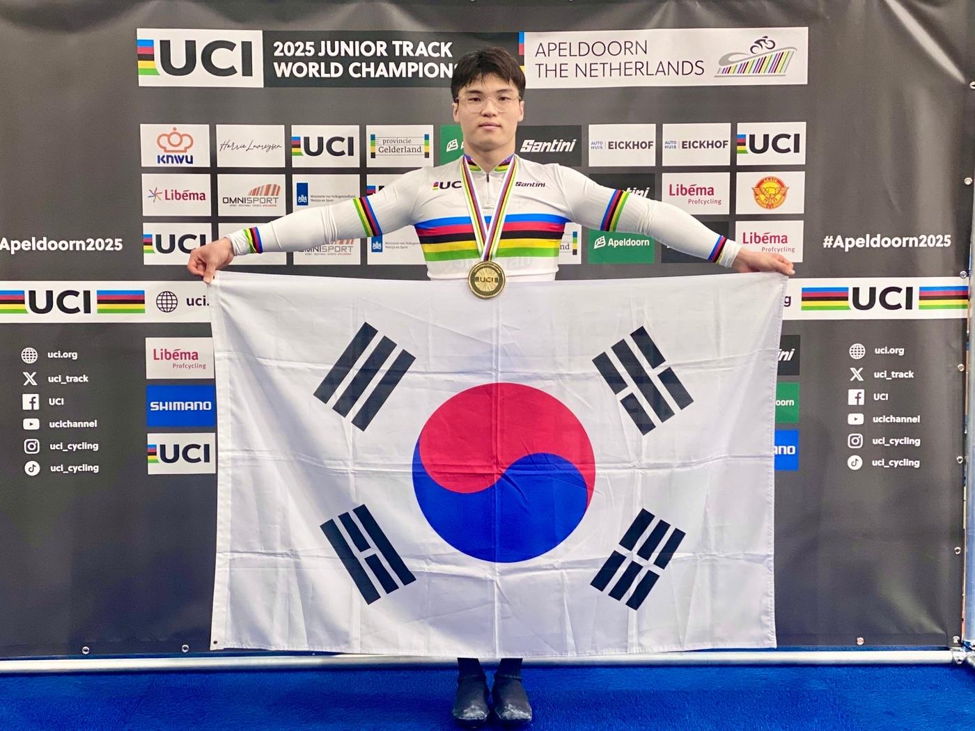본문 이미지 - 한국 사이클 기대주 최태호가 세계주니어선수권대회 개인 스프린트 우승 후 시상대에서 태극기를 펼쳐보이고 있다 .&#40;대한사이클연맹 제공&#41;