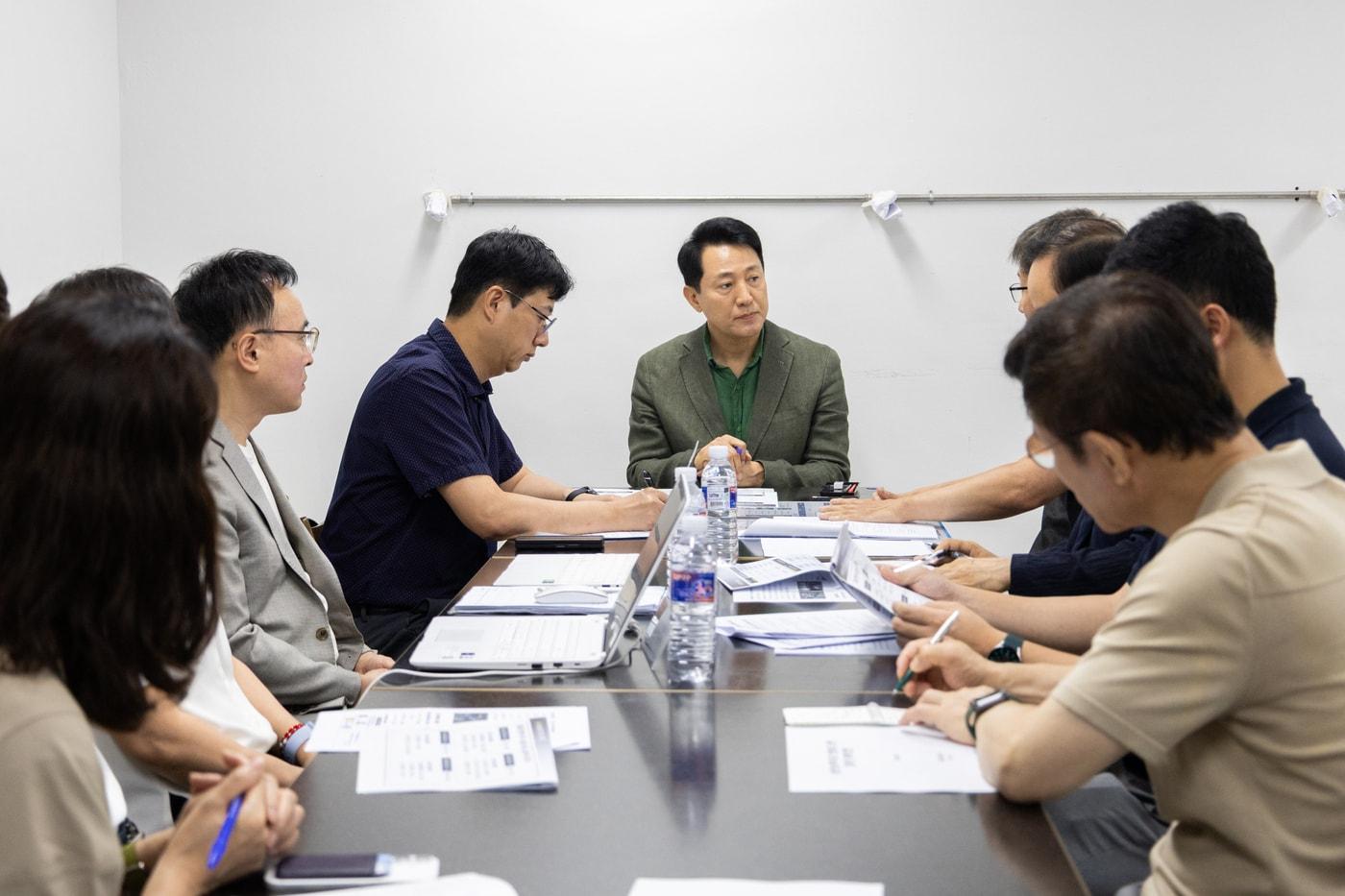 오세훈 서울시장이 24일 서울 잠실센트럴파크에 마련된 '청년안심주택 입주자 보호 주말 현장상담소'를 방문해 운영상황을 확인하고 있다.(서울시 제공)