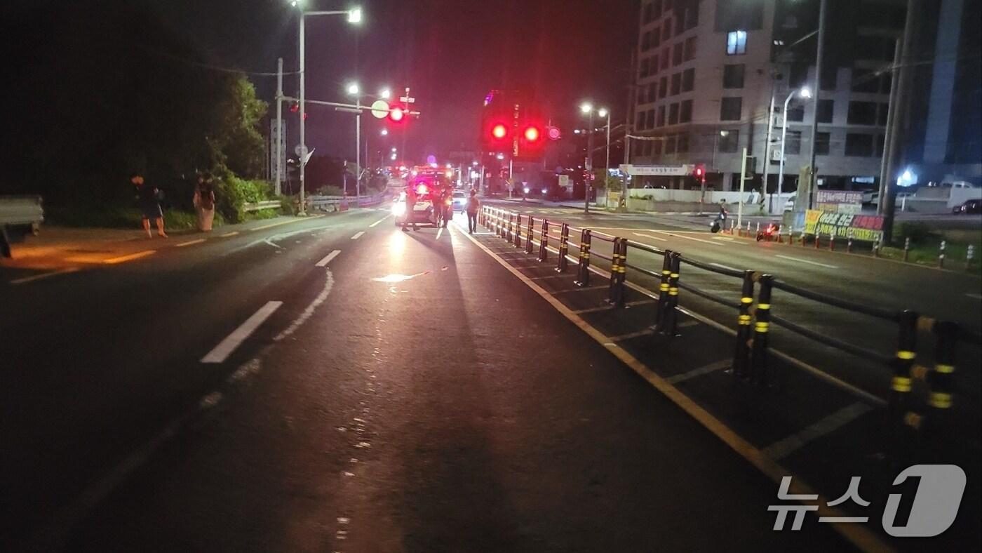 지난 23일 오전 2시30분쯤 제주시 외도동에서 발생한 교통사고 현장.(제주소방안전본부 제공. 재판매 및 DB 금지)