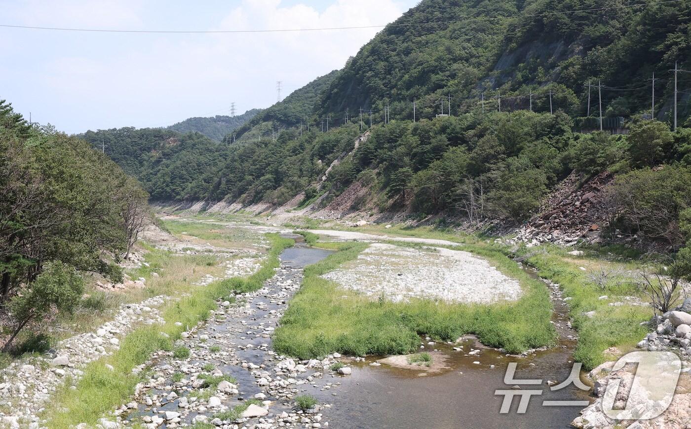 오봉저수지와 일대 하천의 바닥이 드러나 있다. /뉴스1 ⓒ News1 김성진 기자