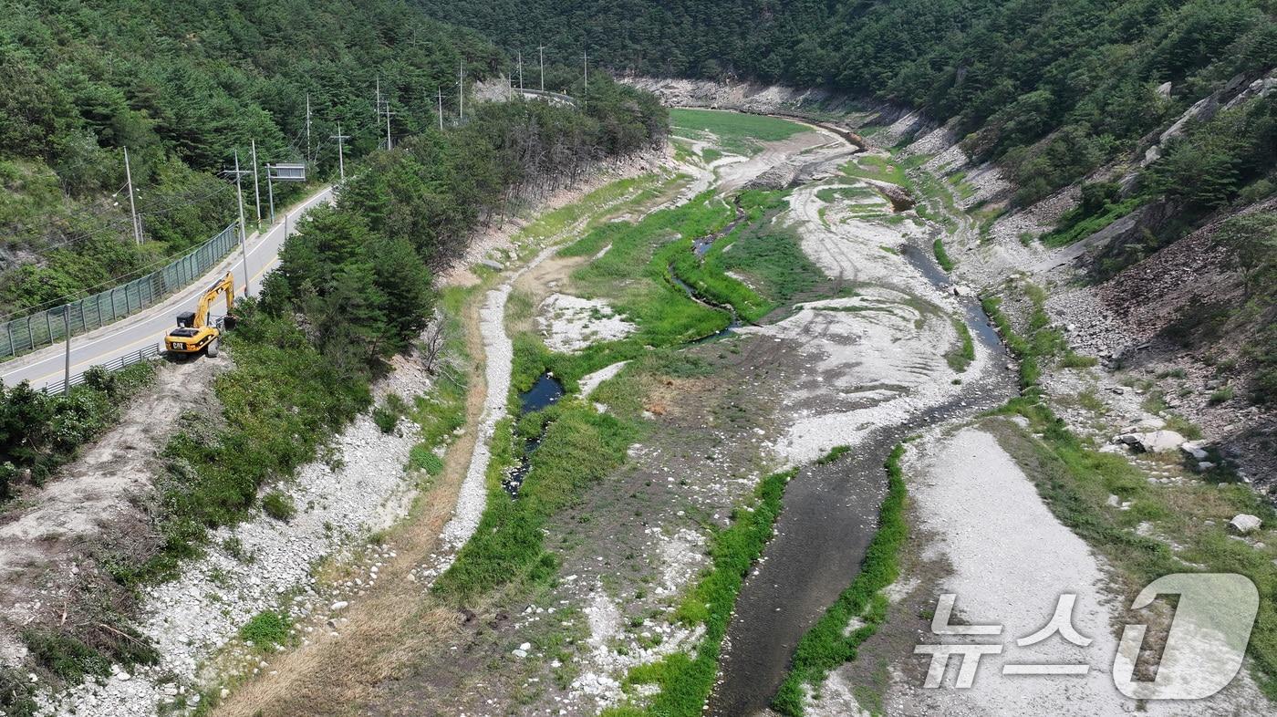 24일 강원 강릉시 주요 상수원인 오봉저수지와 일대 하천의 바닥이 드러나 있다. 2025.8.24/뉴스1 ⓒ News1 김성진 기자