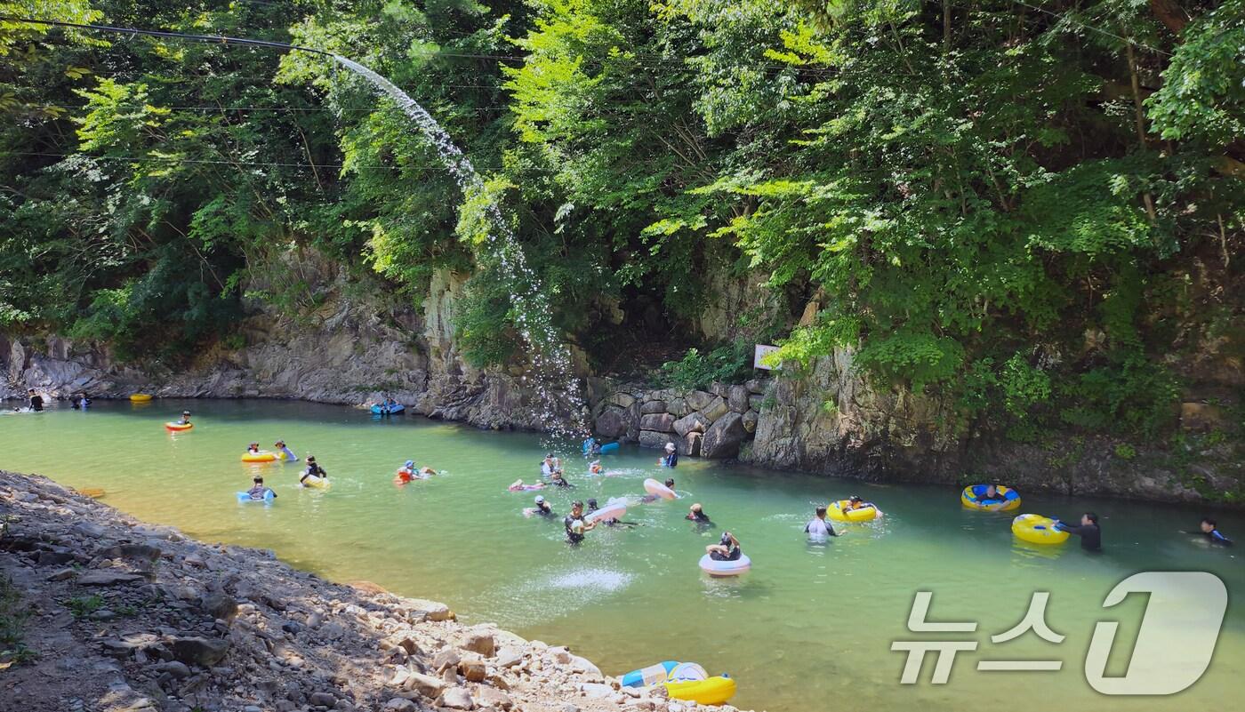전북 전역에 폭염특보가 발효된 24일 전북 완주군 한 계곡에서 피서객들이 물놀이를 하며 더위를 식히고 있다. 2025.8.24/뉴스1 ⓒ News1 유경석 기자