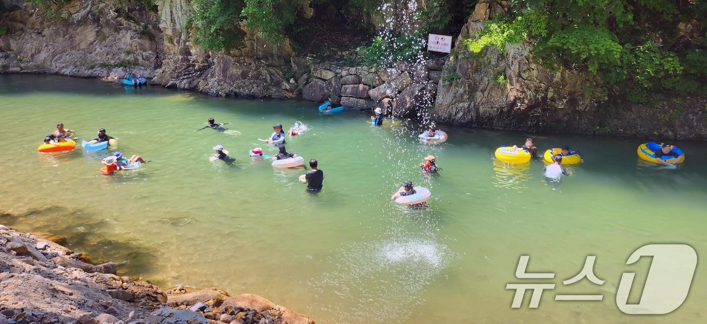 전북 전역에 폭염특보가 발효된 지난 24일 전북 완주군 한 계곡의 모습. 2025.8.24/뉴스1 ⓒ News1 유경석 기자