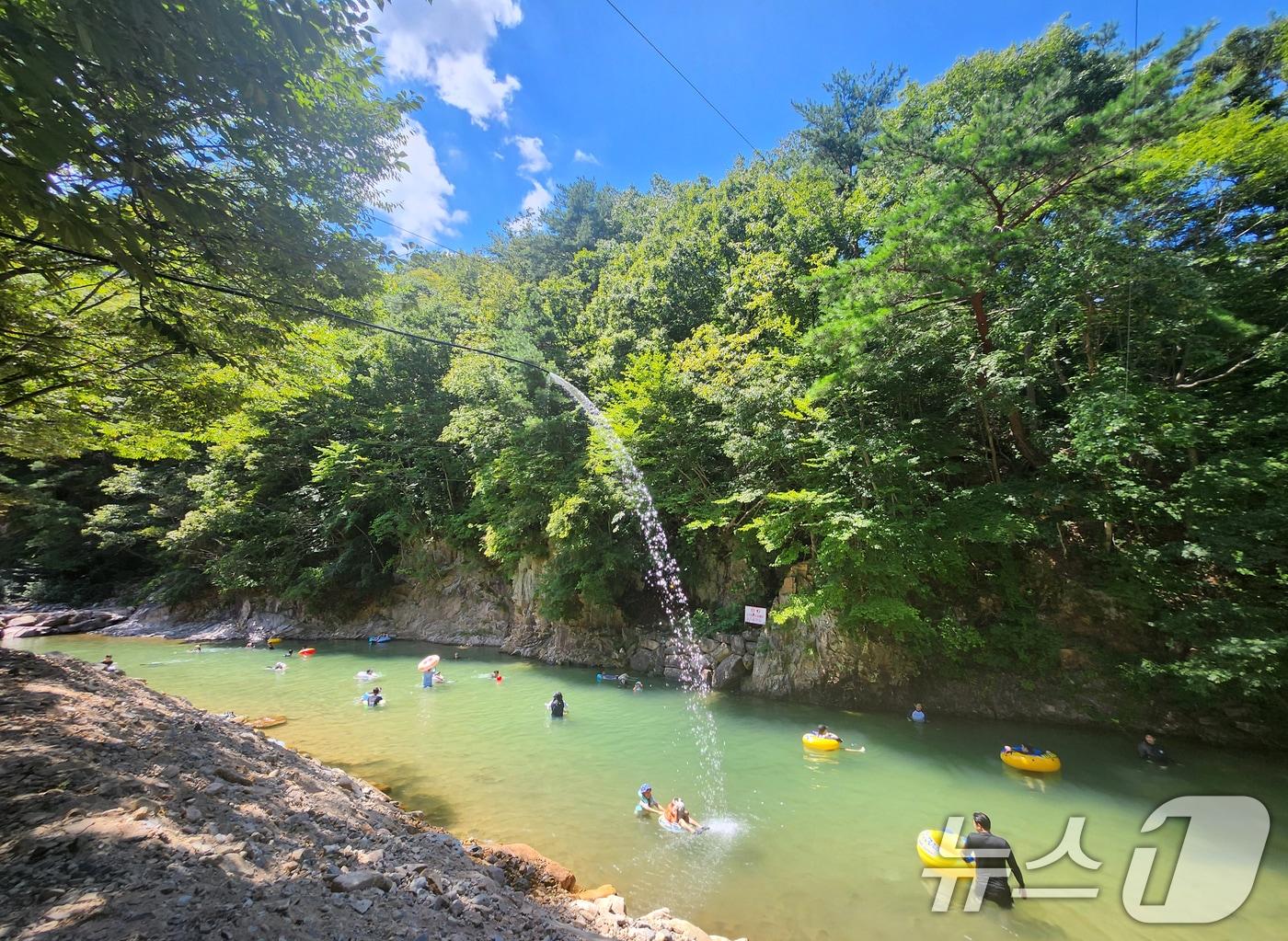 본문 이미지 - 전북 전역에 폭염특보가 발효된 24일 전북 완주군 한 계곡에서 피서객들이 물놀이를 하며 더위를 식히고 있다. 2025.8.24/뉴스1 ⓒ News1 유경석 기자
