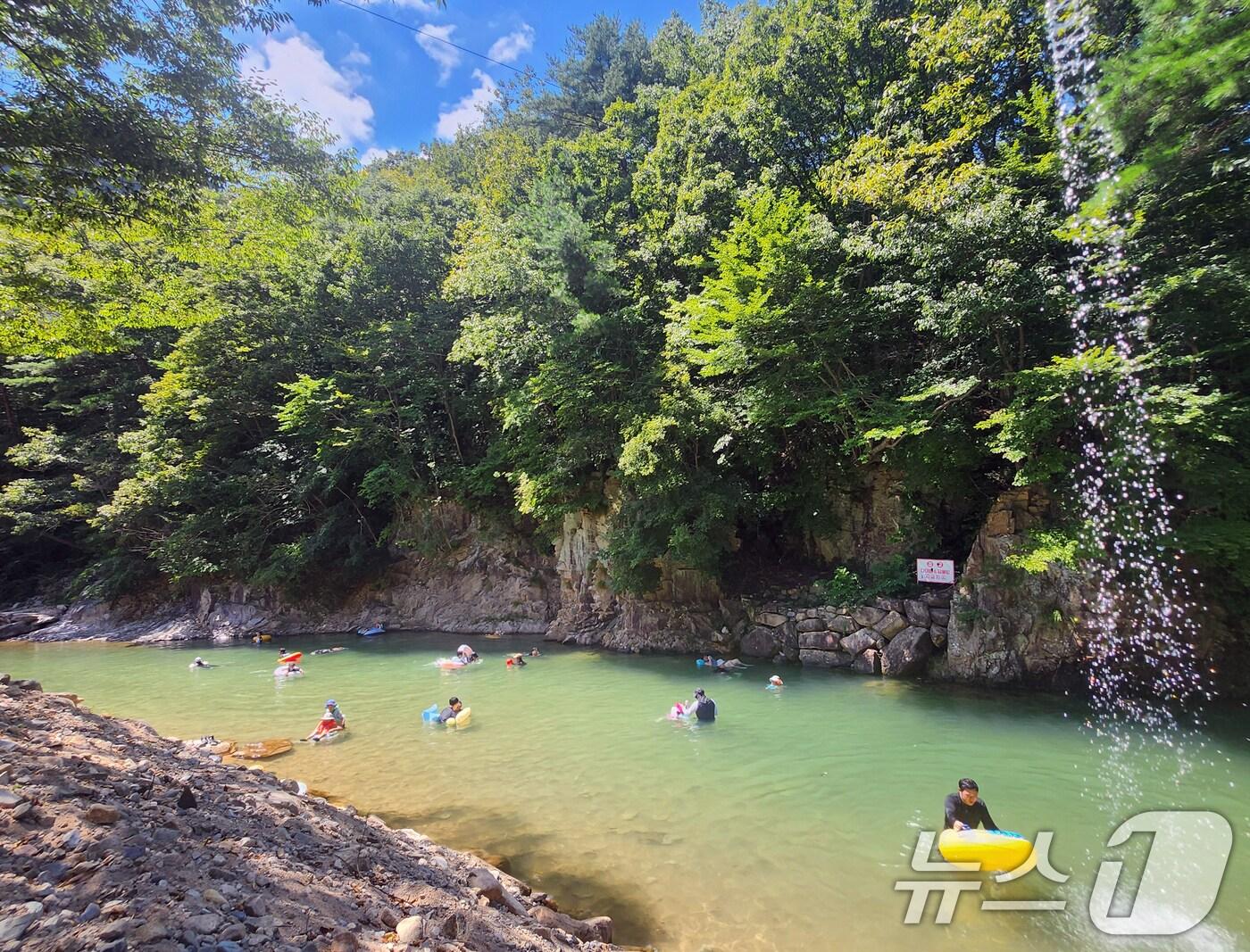 본문 이미지 - 전북 전역에 폭염특보가 발효된 24일 전북 완주군 한 계곡에서 피서객들이 물놀이를 하며 더위를 식히고 있다. 2025.8.24/뉴스1 ⓒ News1 유경석 기자