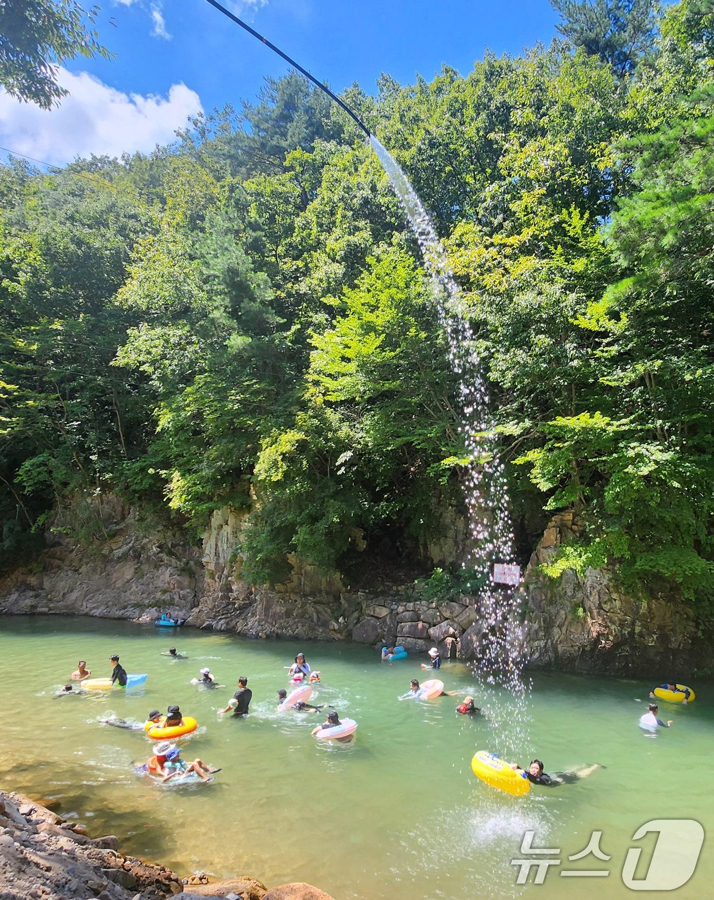 본문 이미지 - 전북 전역에 폭염특보가 발효된 24일 전북 완주군 한 계곡에서 피서객들이 물놀이를 하며 더위를 식히고 있다. 2025.8.24/뉴스1 ⓒ News1 유경석 기자