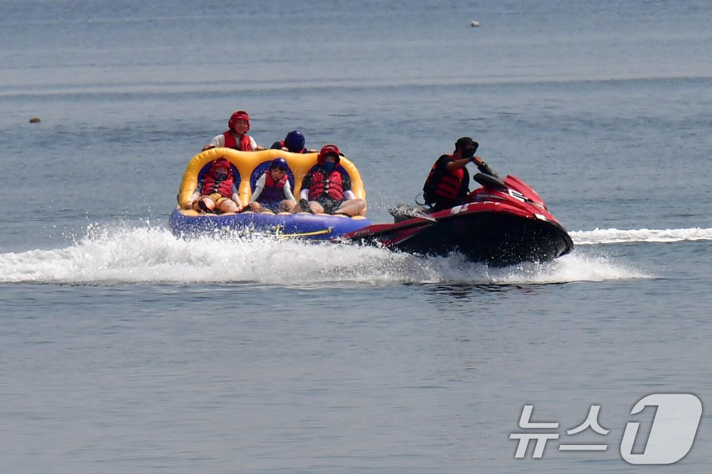 경북 포항시 송도해수욕장 폐장일인 24일 오전 피서객들이 물놀이기구를 타고 더위를 식히고 있다. 송도해수욕장은 백사장 복원 공사 등을 마친 후 18년 만인 지난달 18일 재개장했었다. 2025.8.24/뉴스1 ⓒ News1 최창호 기자