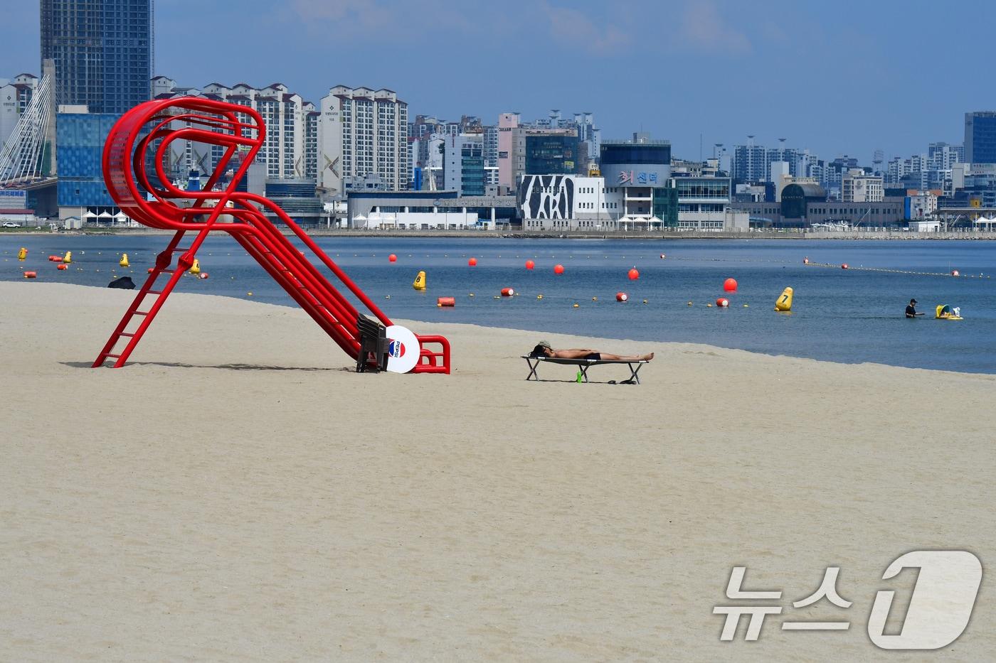 경북 포항시 송도해수욕장 폐장일인 지난 24일 오전 백사장 곳곳이 텅비어 있다. 송도해수욕장은 백사장 복원 공사 등을 마친 후 18년 만인 지난달 18일 재개장했었다. 2025.8.24/뉴스1 ⓒ News1 최창호 기자