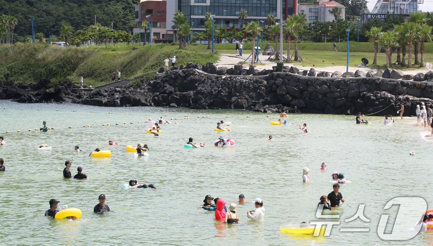 제주시 조천읍 함덕해수욕장에서 피서객들이 더위를 쫓고 있다. 2025.8.24/뉴스1 ⓒ News1 오현지 기자