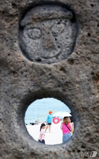 본문 이미지 - 제주 대부분 지역에 폭염특보가 내려진 24일 오전 제주시 조천읍 함덕해수욕장에서 피서객들이 더위를 쫓고 있다. 2025.8.24/뉴스1 ⓒ News1 오현지 기자