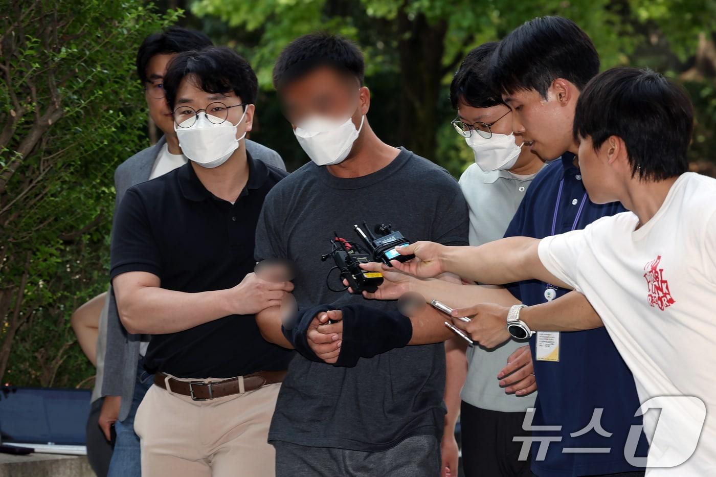 웹사이트를 해킹해 380억 원 이상을 가로챈 해킹 범죄 조직 총책인 중국 국적 남성 A 씨가 24일 오후 서울 서초동 서울중앙지방법원으로 구속 전 피의자 심문(영장실질심사)을 받기 위해 들어오고 있다. 확인된 피해자에는 유명 연예인과 대기업 회장, 벤처기업 대표 등이 포함됐다. 2025.8.24/뉴스1 ⓒ News1 박정호 기자