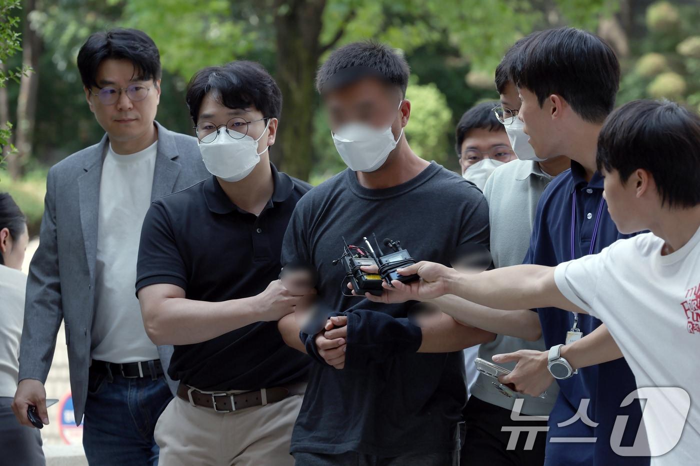 웹사이트를 해킹해 390억 원 이상을 가로챈 해킹 범죄 조직 총책인 중국 국적 남성 A 씨가 24일 오후 서울 서초동 서울중앙지방법원으로 구속 전 피의자 심문(영장실질심사)을 받기 위해 들어오고 있다.  2025.8.24/뉴스1 ⓒ News1 박정호 기자