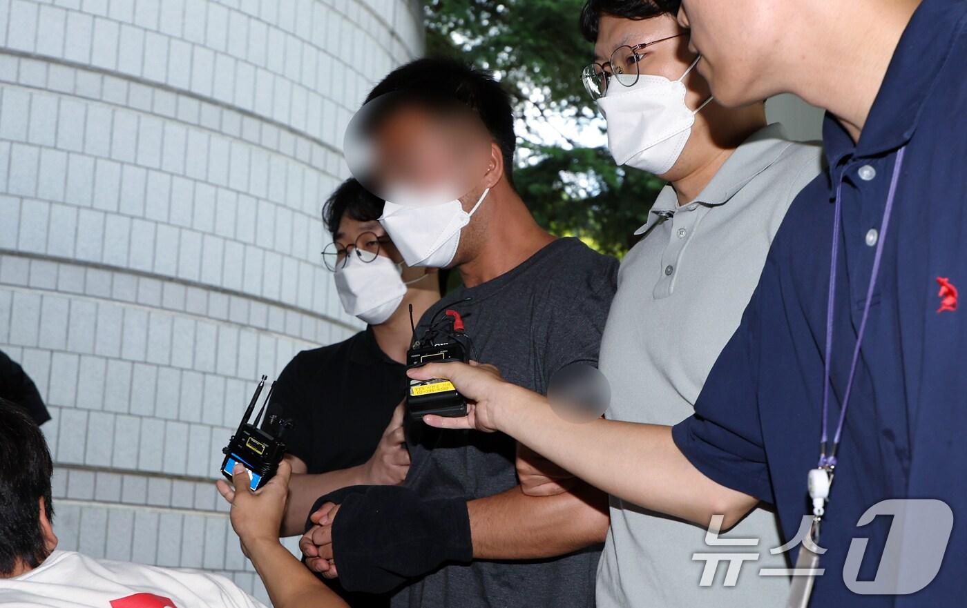 웹사이트를 해킹해 380억 원 이상을 가로챈 해킹 범죄 조직 총책인 중국 국적 남성 A 씨가 24일 오후 서울 서초동 서울중앙지방법원으로 구속 전 피의자 심문(영장실질심사)을 받기 위해 들어오고 있다. 확인된 피해자에는 유명 연예인과 대기업 회장, 벤처기업 대표 등이 포함됐다. 2025.8.24/뉴스1 ⓒ News1 박정호 기자