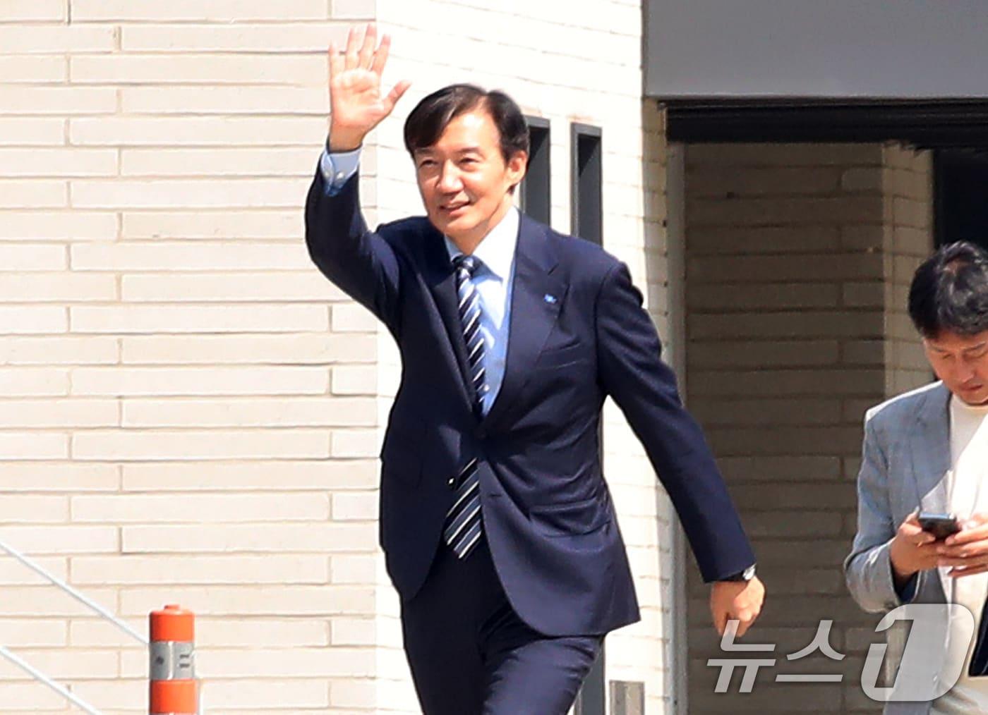 본문 이미지 - 조국 조국혁신당 혁신정책연구원장이 24일 오후 경남 양산시 하북면 평산마을 문재인 전 대통령 사저로 이동하고 있다. 2025.8.24/뉴스1 ⓒ News1 윤일지 기자