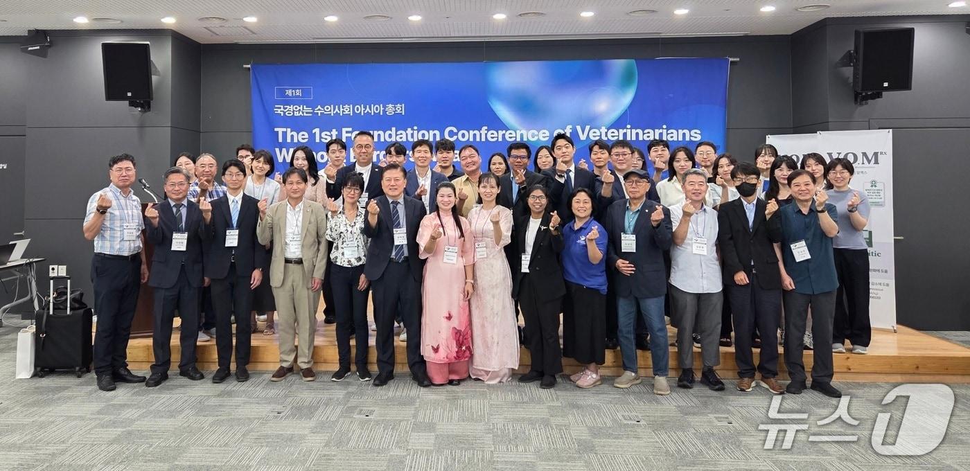 24일 서울 종로구 서울글로벌센터에서 열린 국경없는 수의사회 아시아 창립 총회 후 관계자들이 기념 사진을 찍고 있다. ⓒ 뉴스1 한송아 기자