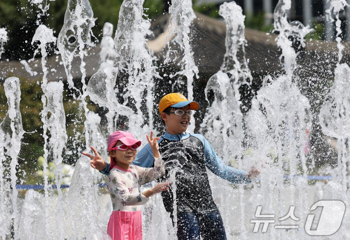바닥분수에서 어린이들이 물놀이를 하며 더위를 식히고 있다. (자료사진)/뉴스1 DB