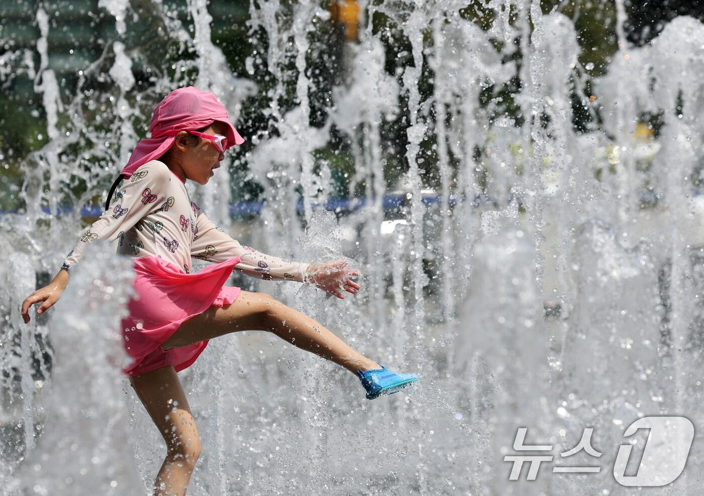 제주 한라산을 제외한 전역에 폭염특보가 내려지는 등 늦더위가 기승을 부린 24일 오후 서울 종로구 광화문광장 바닥분수에서 어린이들이 물놀이를 하며 더위를 식히고 있다. 2025.8.24/뉴스1 ⓒ News1 오대일 기자