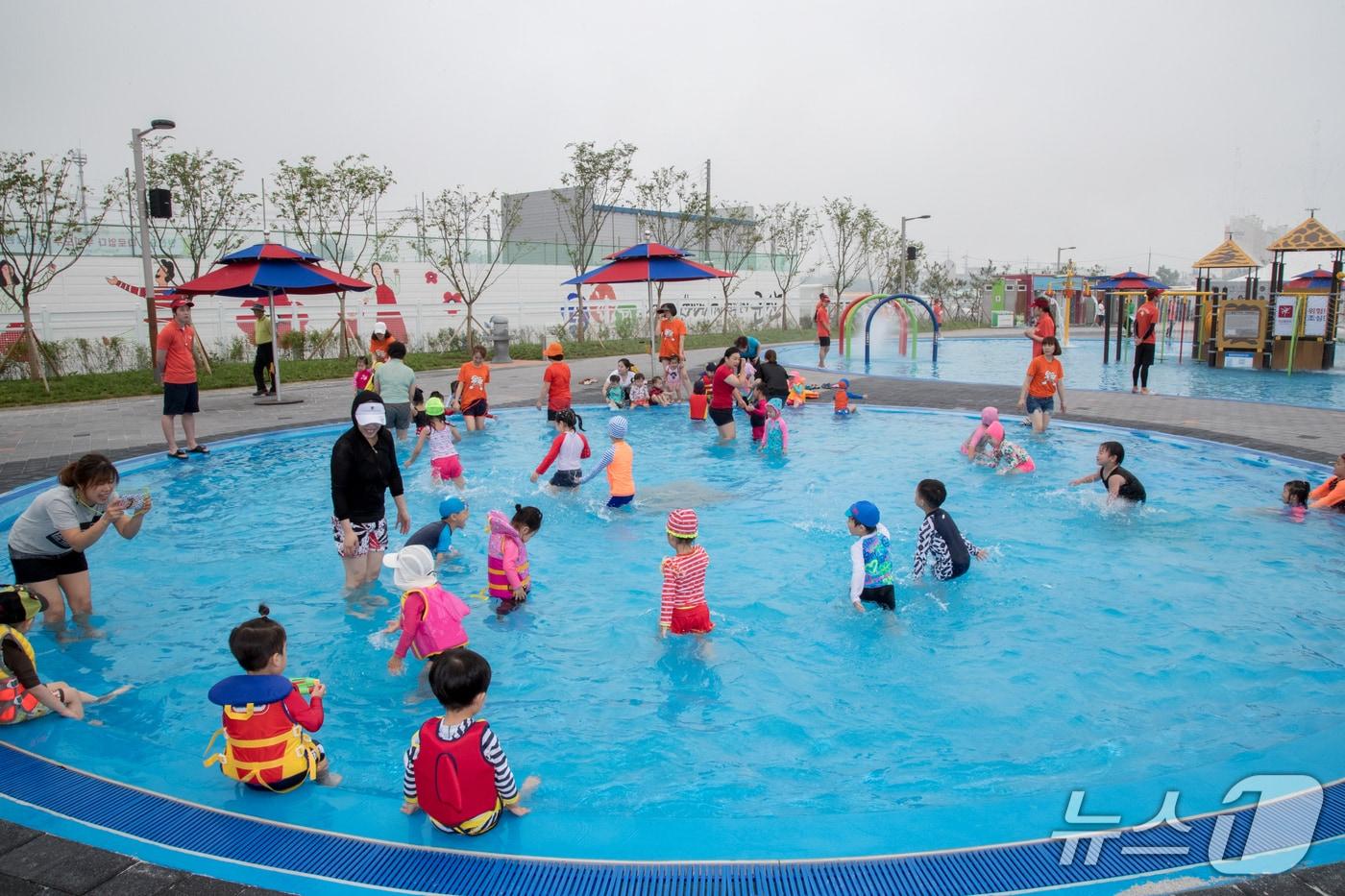 군산시 소룡동 야외수영장에서 어린이들이 물놀이를 즐기고 있다.&#40;군산시 제공. 재판매 및 DB 금지&#41;