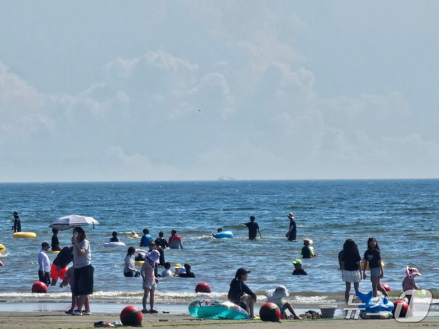 본문 이미지 - 24일 오후 부산 다대포 해수욕장을 찾은 피서객들이 물놀이를 즐기고 있다. 2025.8.24. ⓒ 뉴스1 박민석 기자