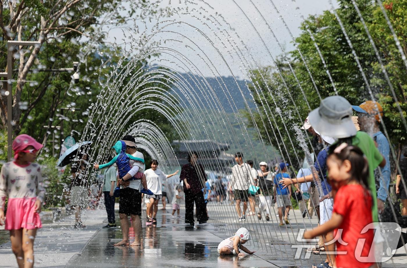 제주 한라산을 제외한 전역에 폭염특보가 내려지는 등 늦더위가 기승을 부린 24일 오후 서울 종로구 광화문광장 분수 터널에서 시민들이 더위를 식히고 있다. 2025.8.24/뉴스1 ⓒ News1 오대일 기자