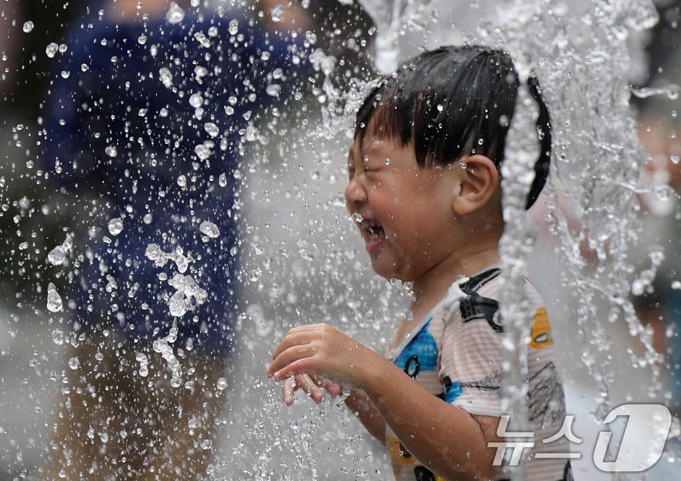 제주 한라산을 제외한 전역에 폭염특보가 내려지는 등 늦더위가 기승을 부린 24일 오후 서울 종로구 광화문광장 바닥분수에서 어린이들이 물놀이를 하며 더위를 식히고 있다. 2025.8.24/뉴스1 ⓒ News1 오대일 기자