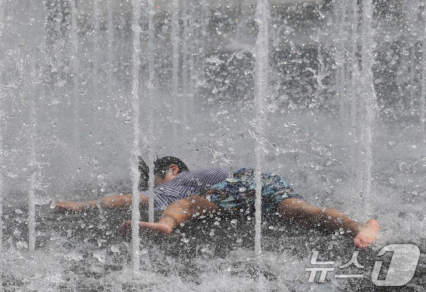 제주 한라산을 제외한 전역에 폭염특보가 내려지는 등 늦더위가 기승을 부린 24일 오후 서울 종로구 광화문광장 바닥분수에서 어린이들이 물놀이를 하며 더위를 식히고 있다. 2025.8.24/뉴스1 ⓒ News1 오대일 기자