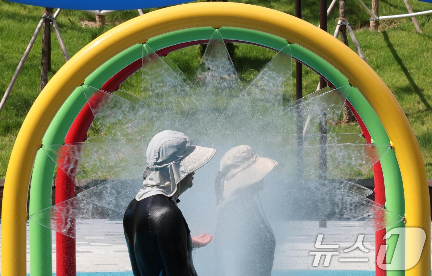 대전 대덕구 오정근린공원 물놀이장에서 시민들이 더위를 식히고 있다. 2025.8.24/뉴스1 ⓒ News1 김기태 기자