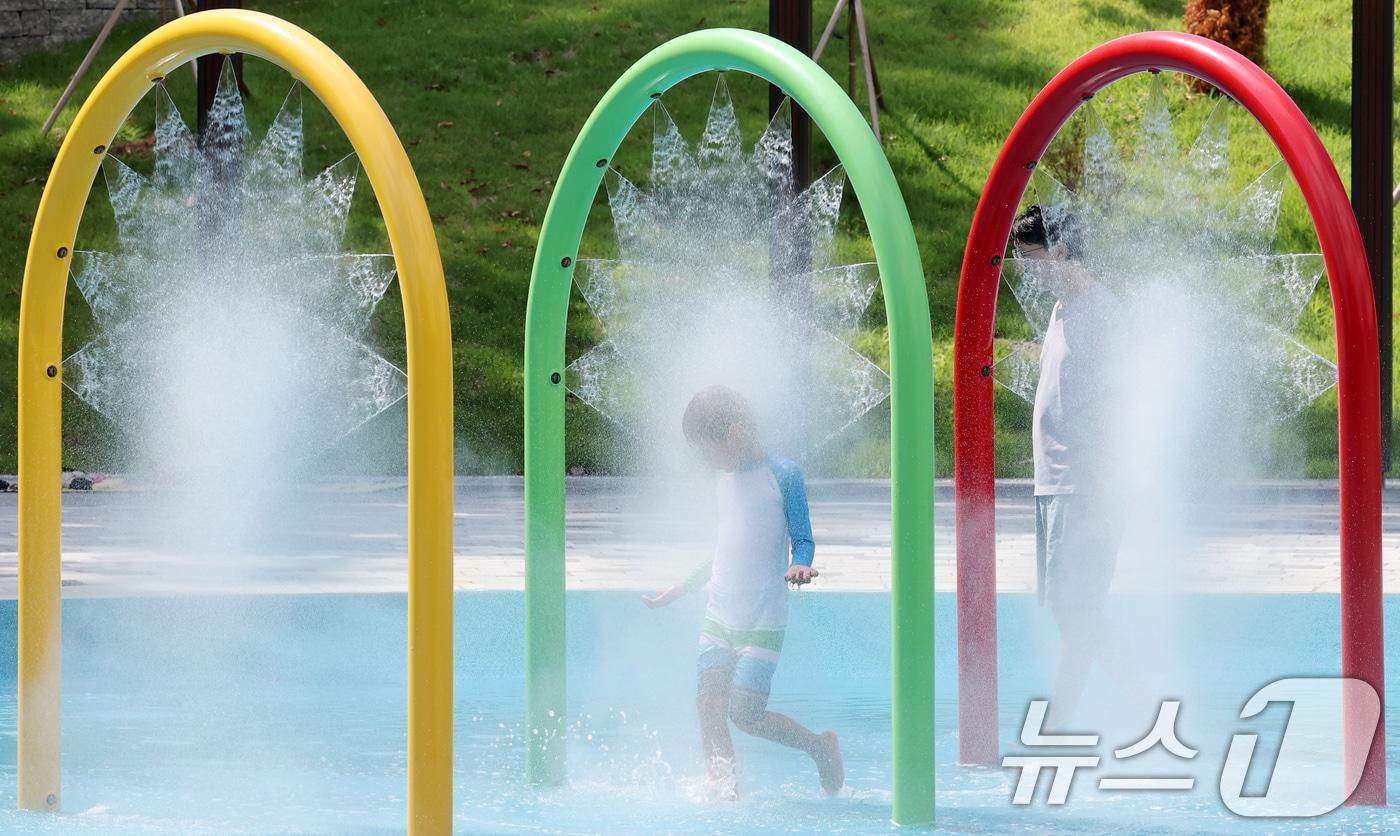 대전 충남지역에 폭염특보가 내려지는 등 늦더위가 기승을 부린 24일 오후 대전 대덕구 오정근린공원 물놀이장에서 어린이들이 더위를 식히고 있다. 2025.8.24/뉴스1 ⓒ News1 김기태 기자