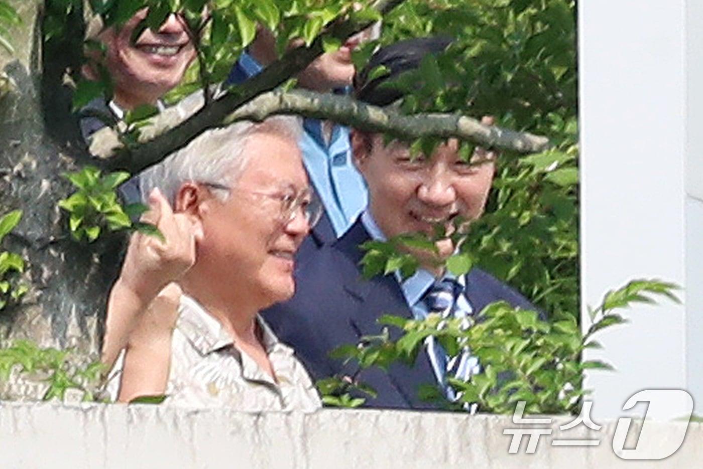 조국 조국혁신당 비상대책위원장이 지난 8월 24일 오후 경남 양산시 하북면 평산마을 문재인 전 대통령 사저를 방문해 문 전 대통령을 예방하고 있다./뉴스1 ⓒ News1 윤일지 기자