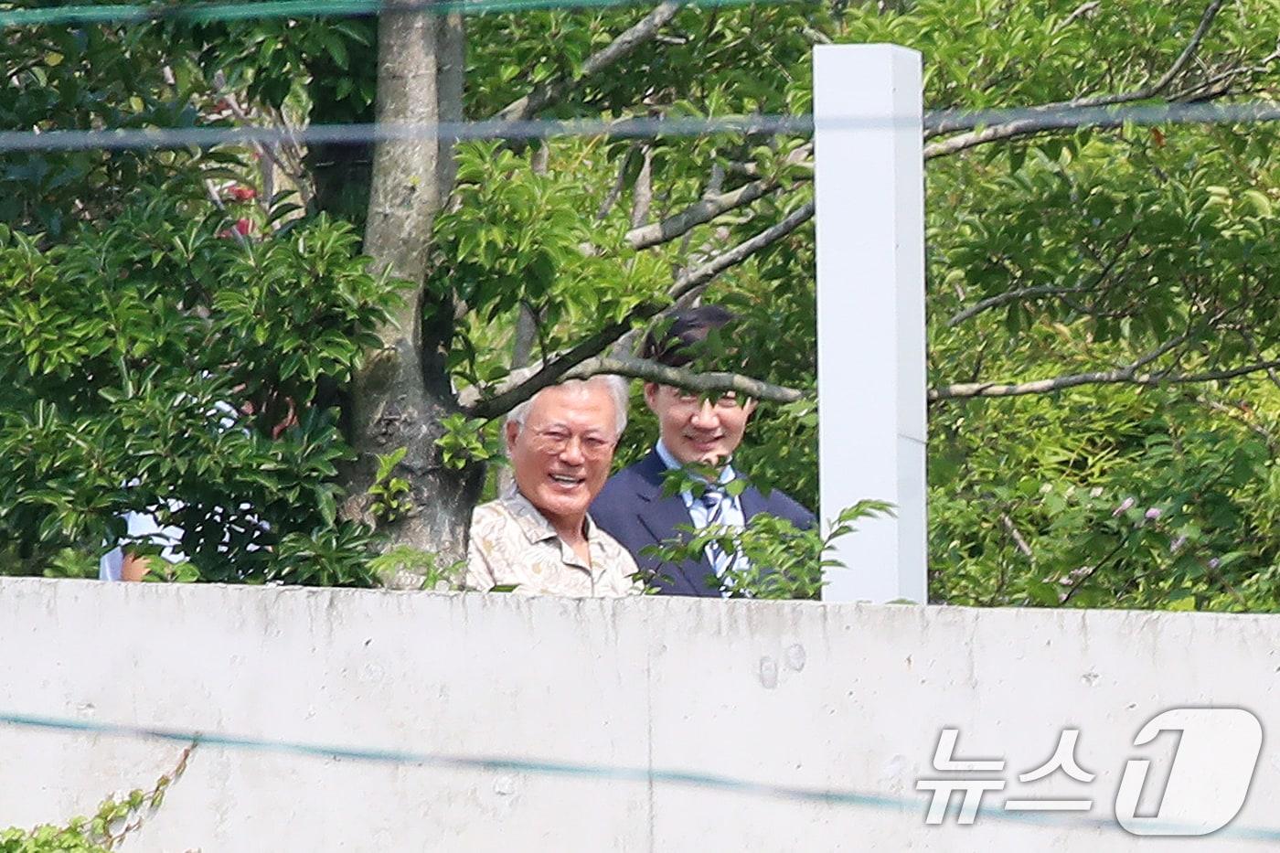 조국 조국혁신당 혁신정책연구원장이 24일 오후 경남 양산시 하북면 평산마을 문재인 전 대통령 사저를 방문해 문 전 대통령을 예방하고 있다. 2025.8.24/뉴스1 ⓒ News1 윤일지 기자