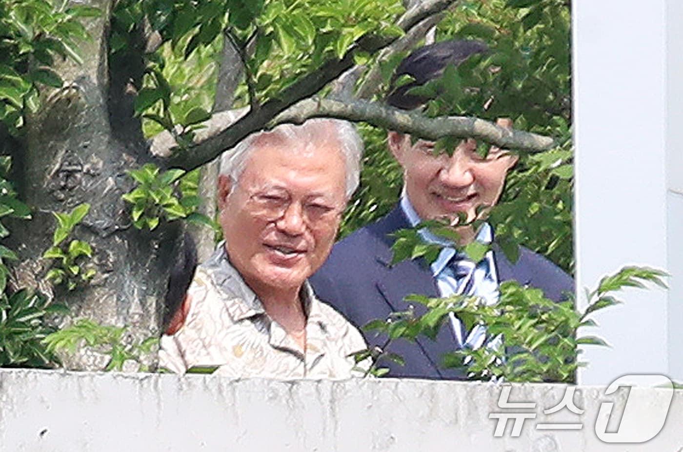 조국 조국혁신당 혁신정책연구원장이 24일 오후 경남 양산시 하북면 평산마을 문재인 전 대통령 사저를 방문해 문 전 대통령을 예방하고 있다. 2025.8.24/뉴스1 ⓒ News1 윤일지 기자