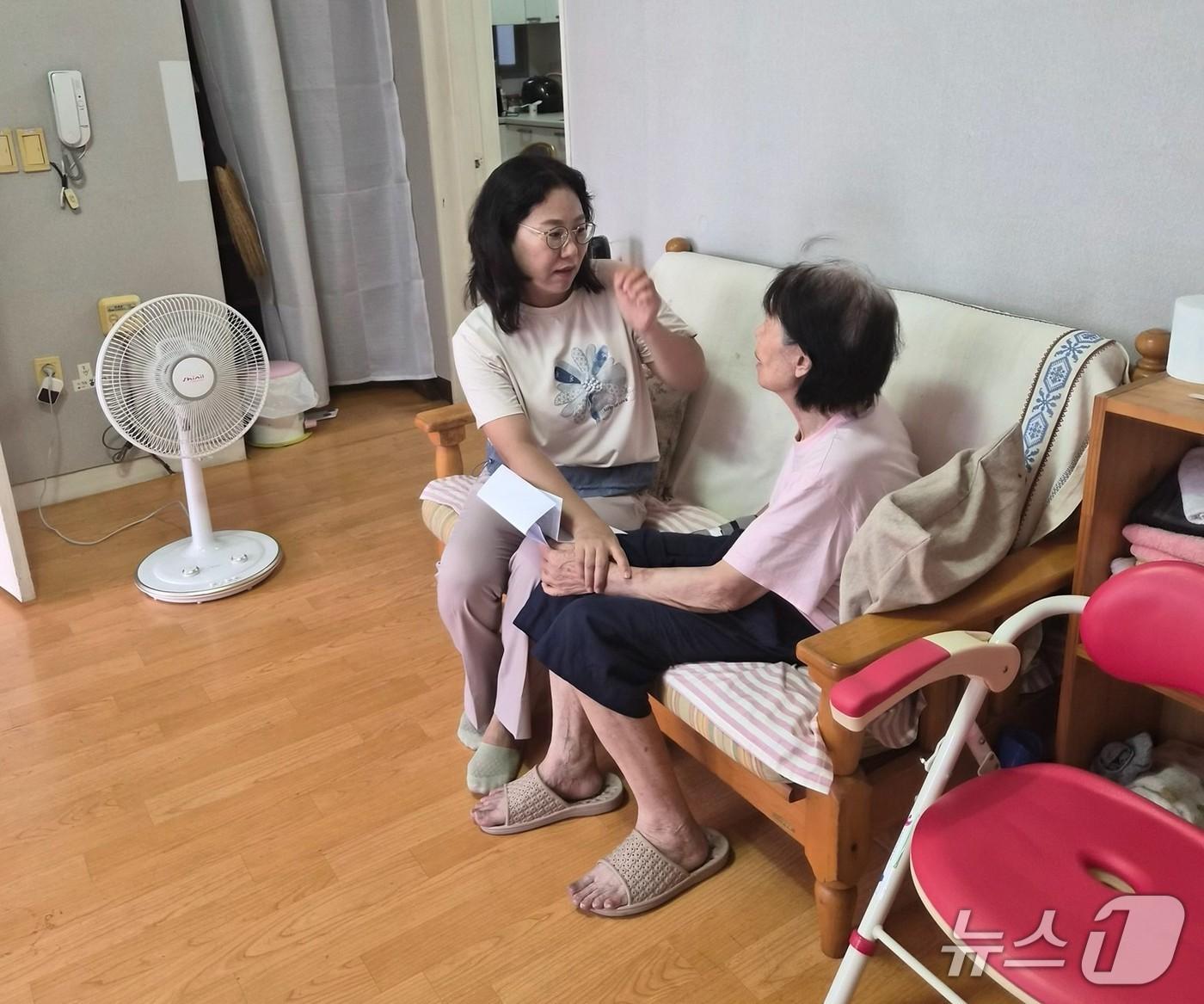 본문 이미지 - 대구 수성구 노인맞춤돌볼서비스를 하는 생활지원사가 독거노인 가정에서 안부를 확인하고 있다.(대구 수성구 제공.재판매 및 DB 금지)